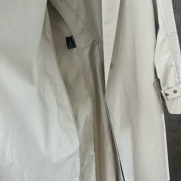 Salvatore Ferragamo Elegant Cream Coat - Picture 5 of 8